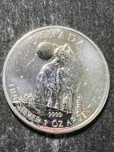 lot 61 image: 2011 CANADIAN WOLF 1 TROY OZ .9999 FINE SILVER
