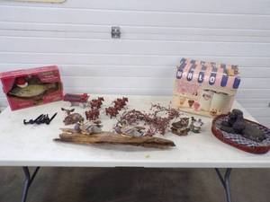 lot 17 image: Singing Christmas Bass, Ice Cream Machine, Dog Dcor, Vintage Horse and Wagon, Duck Dcor