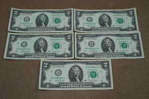 lot 27 image: 5 Uncirculated Sequential US $2 Bills