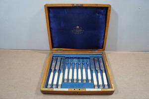 lot 61 image: Vintage Goldsmith & Silversmiths Co Silverware Set