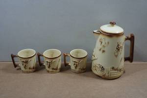 lot 79 image: Vintage Western McCoy Coffee Pitcher and Mugs