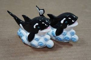 lot 82 image: Vintage Salt & Pepper Shaker Set - Orca Whales