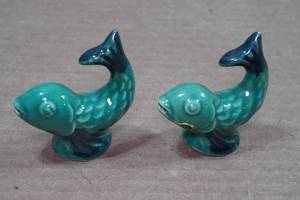 lot 91 image: Vintage Salt & Pepper Shaker Set - BlueGreen Fish
