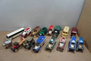 lot 126 image: Assorted Coin Banks