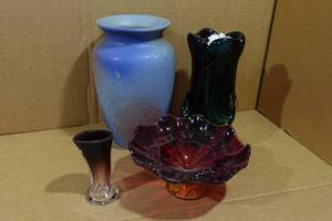 lot 239 image: Colored Glassware - Vases and Dish