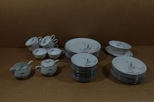 lot 251 image: Vintage Easterling Bavaria Ceres Porcelain Tea Service Set