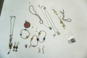 lot 184 image: Jewelry Lot