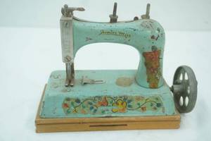 lot 35 image: Vintage Kayanee Junior Miss Toy Sewing Machine. 1940s1950s