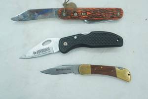 lot 62 image: Folding Pocket knives(3)