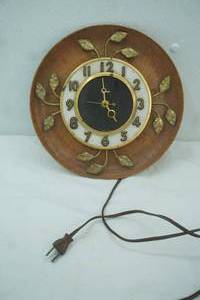 lot 89 image: Vintage United Metal Goods Mfg. Co. Model 45 Electric Wall Clock