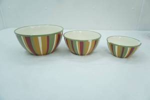 lot 108 image: Ceramic Nesting Mixing Bowls At Home America Collection (they have some chips around the rim)