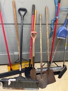 lot 43 image: Lot of shovels and brooms