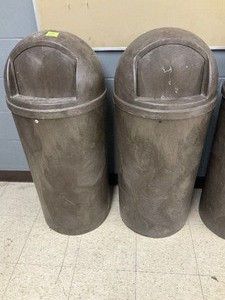 lot 50 image: Lot of 2 Rubbermaid trash cans