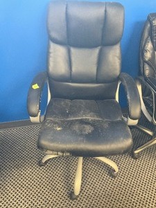 lot 82 image: Vinyl adjustable office chair