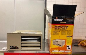 lot 143 image: Mr. Heater Big Maxx Heater