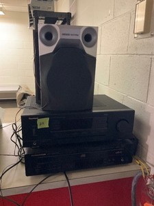 lot 211 image: Stereo reciever with cd player and speakers