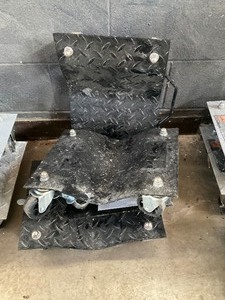 lot 213 image: Heavy duty 4 wheel metal carts