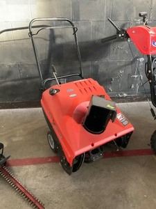 lot 228 image: Briggs & Stratton Snow blower