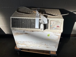 lot 231 image: Wall ac unit