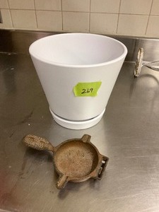 lot 269 image: Mini cast iron skillet and flower pot