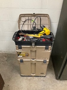 lot 282 image: Rolling tool box with tools