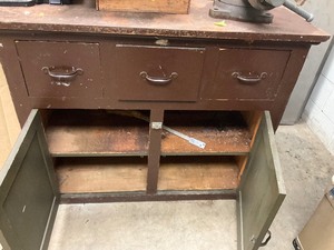 lot 285 image: Cabinet with vise