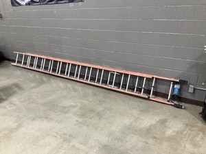 lot 293 image: Extension Ladder