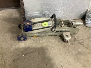 lot 316 image: Floor jack