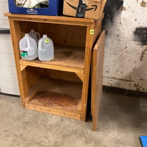 lot 333 image: Wood podiumdisplay stand