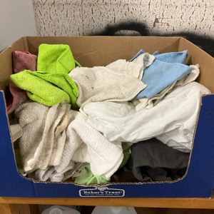 lot 335 image: Box of rags