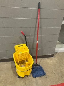 lot 356 image: Rubbermaid mop and bucket