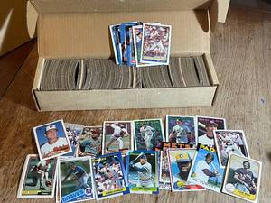 lot 18 image: Topps Baseball Cards - Approx 600 Cards - Vintage Card Lot