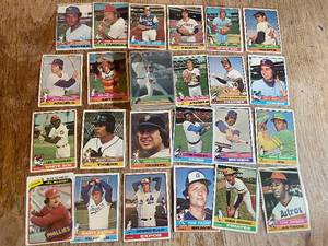 lot 26 image: Topps Baseball Cards Lot - Vintage 1970s Assorted MLB Players