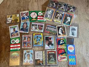 lot 28 image: Vintage Baseball Trading Cards Lot - Topps & Fleer Era, 1960s-70s, Mets Cubs Twins