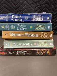 lot 46 image: Brian Jacques Redwall Books - 5-Book Lot