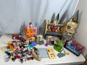lot 104 image: Large Harry Potter Castle with Lots of Characters and Castle Parts
