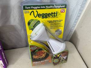 lot 160 image: New Veggetti Spiral Vegetable Cutter