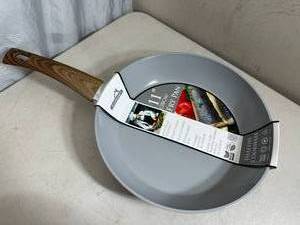 lot 182 image: New 11 inch Ceramic Coated Aluminum Induction Safe Frying Pan