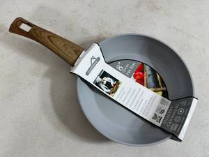 lot 184 image: New 8 inch Ceramic Coated Aluminum Induction Safe Frying Pan