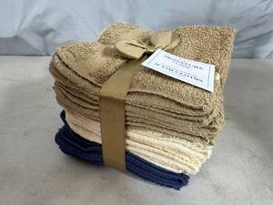 lot 239 image: New Pack of 12 Signature Classics Wash Cloths