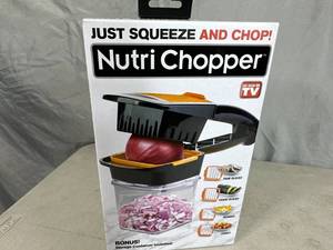 lot 299 image: New Nutri Chopper with Storage Container