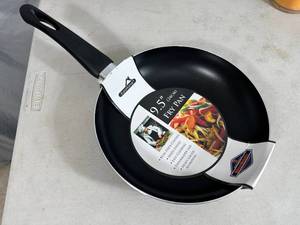lot 323 image: New 9.5 inch Non Stick Aluminum Frying Pan