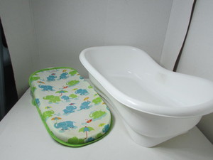 lot 41 image: Portable Baby Bathtub and Sling