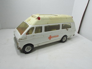 lot 190 image: Vintage Mighty Tonka Ambulance Toy