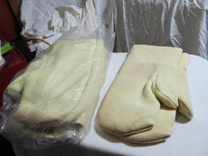 lot 124 image: High Temperature Hand Mitts
