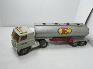 lot 234 image: Vintage Ertl Semi-Tractor Toy
