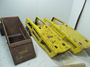 lot 215 image: Tonka Trailers