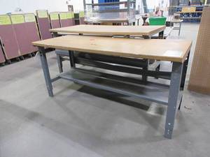 lot 622 image: METAL, HEIGHT ADJUSTABLE, U-LINE PACKING TABLES
