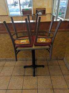 lot 9 image: COMMERCIAL DINING TABLE WITH CHAIRS (RED)