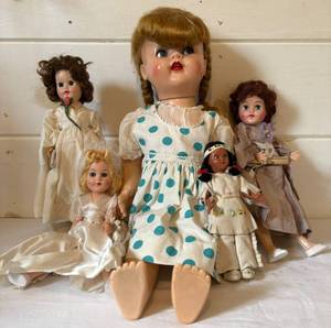 lot 54 image: Collection of 5 Vintage Dolls